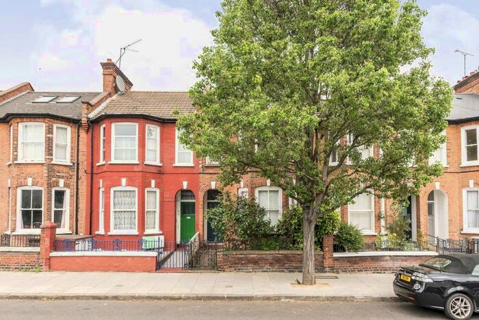 3 Bedroom Flat To Rent In Latimer Road, London, W10
