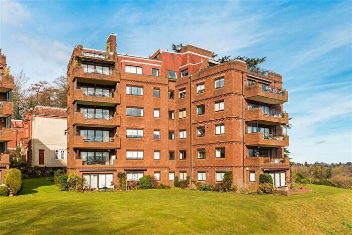 2 Bedroom Flat For Sale In Cedar Lodge, Lythe Hill Park, Haslemere, Surrey, GU27