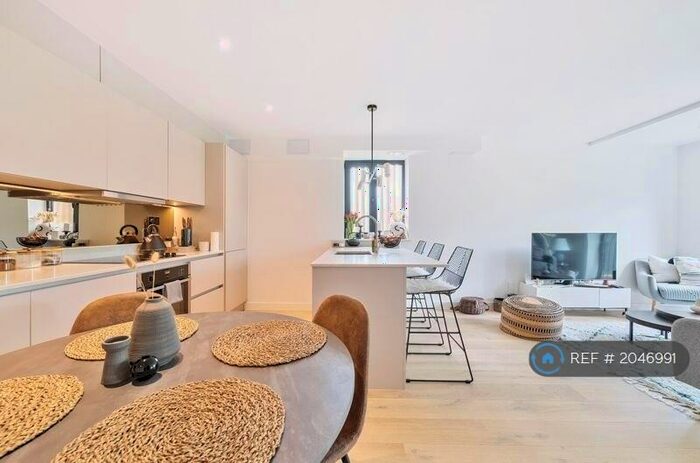 2 Bedroom Flat To Rent In The Drive, Coulsdon, CR5