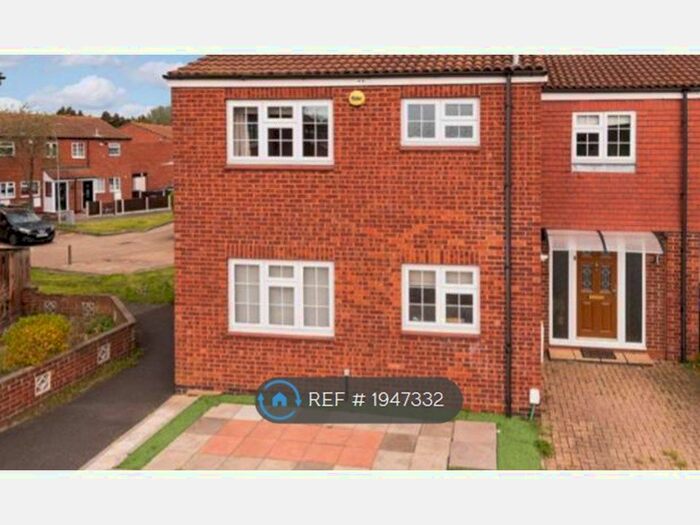 4 Bedroom Semi-Detached House To Rent In Grange Crescent, London, SE28