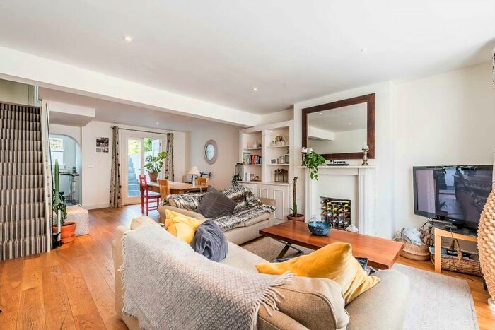 3 Bedroom Flat To Rent In Auckland Road, London, SW11