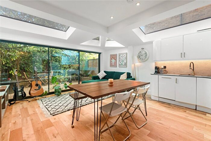2 Bedroom Flat For Sale In Elspeth Road, London, SW11