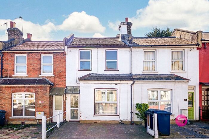 2 Bedroom Terraced House For Sale In Long Lane, London, N3