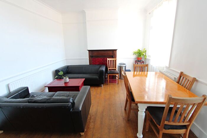 4 Bedroom Flat To Rent In Undine Street, Tooting Broadway, SW17