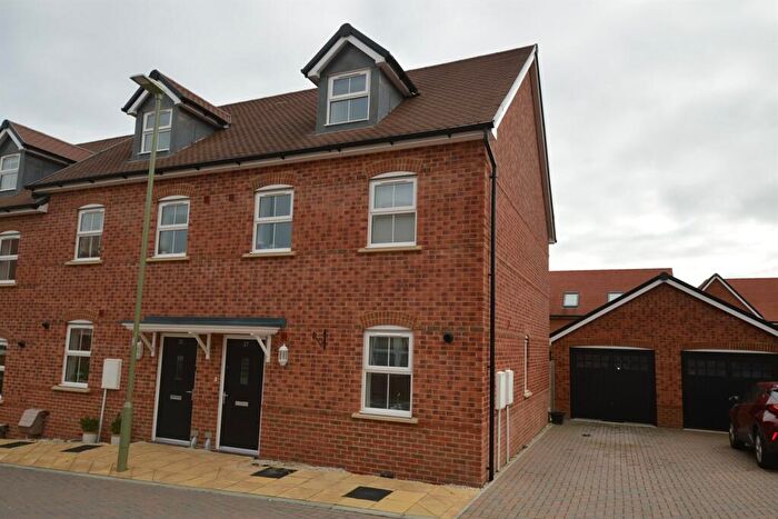 3 Bedroom End Of Terrace House To Rent In Harvest Drive, Petersfield, GU31