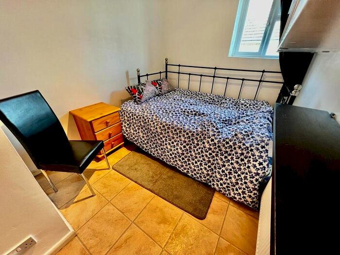 Studio To Rent In Greenside, Dagenham, RM8