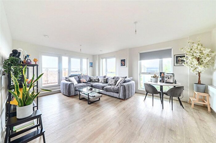 3 Bedroom Flat To Rent In Rowland Road, Tottenham, London, N17