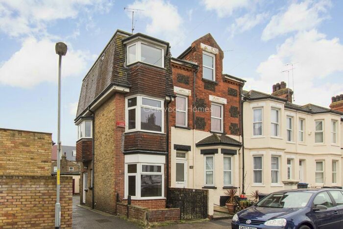 2 Bedroom End Of Terrace House To Rent In Westbrook, CT9