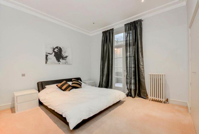 2 Bedroom Flat To Rent In Redcliffe Square, Chelsea, London, SW10