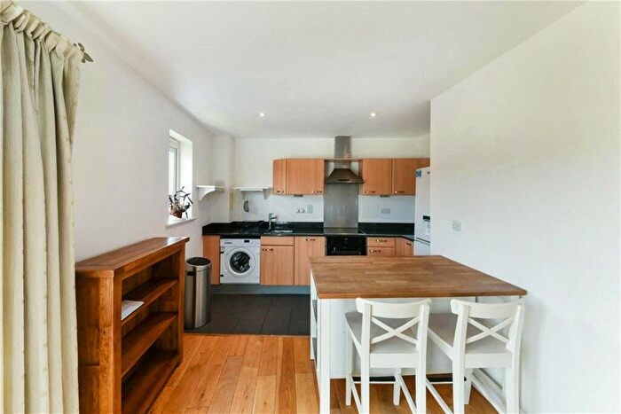 2 Bedroom Flat To Rent In Morton Close, Shadwell, London, E1