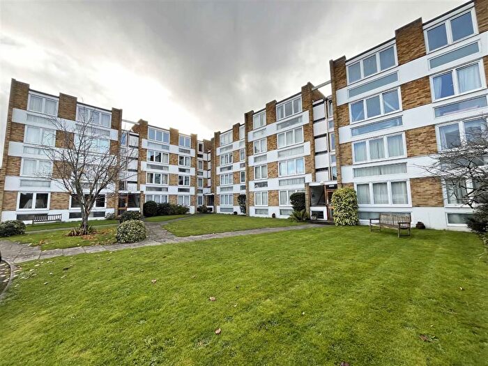 2 Bedroom Flat To Rent In Kent Road, Kew, Richmond, TW9