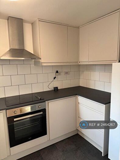 2 Bedroom Flat To Rent In Hamilton Court, London, SE6