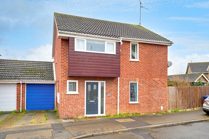 4 Bedroom Link Detached House To Rent In Hawthorn Way, Sawtry, PE28