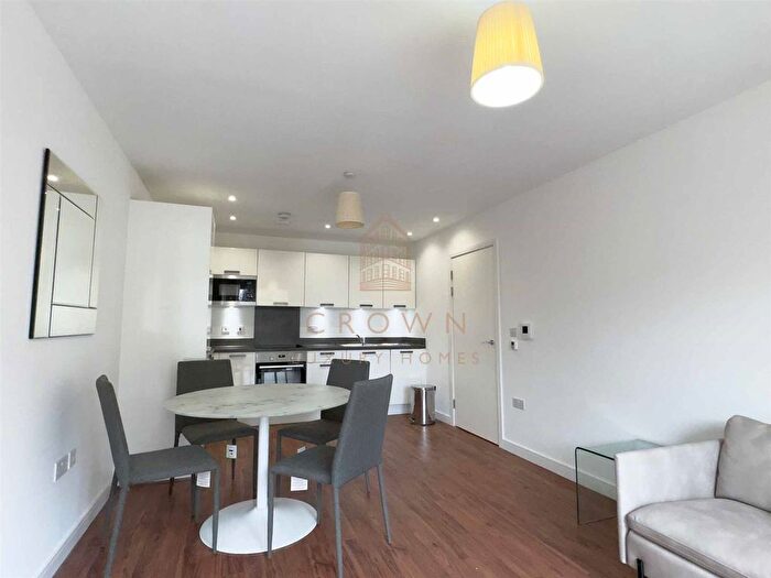 2 Bedroom Flat To Rent In Blondin Way, London, SE16