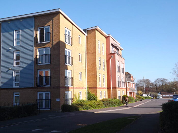 2 Bedroom Flat To Rent In Little Hackets, Havant, PO9