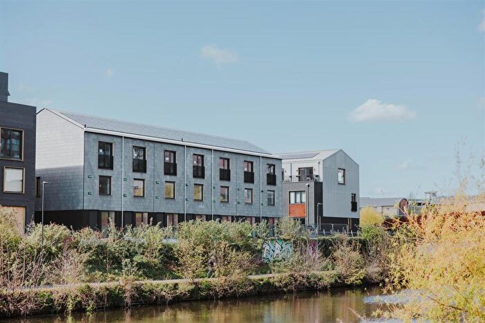 3 Bedroom Town House For Sale In Spring Walk, Climate Innovation District, Leeds, LS10