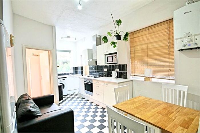 3 Bedroom Flat To Rent In Aigburth Mansions, London, Oval, SW9
