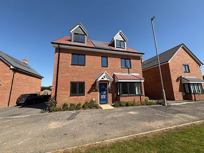 5 Bedroom Property For Sale In Lavender Way, Daventry, NN11