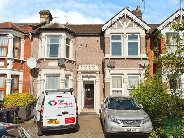 1 Bedroom Flat For Sale In Kensington Gardens, Ilford, IG1
