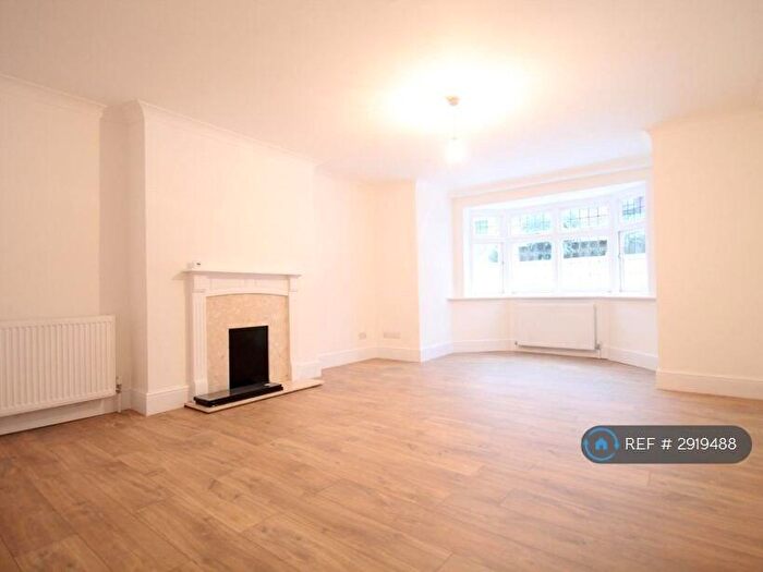 2 Bedroom Flat To Rent In Cadogan Road, Surbiton, KT6
