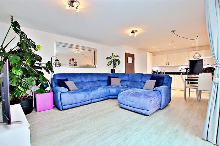 2 Bedroom Flat For Sale In Darwin House, Holmesley Road, Borehamwood, WD6