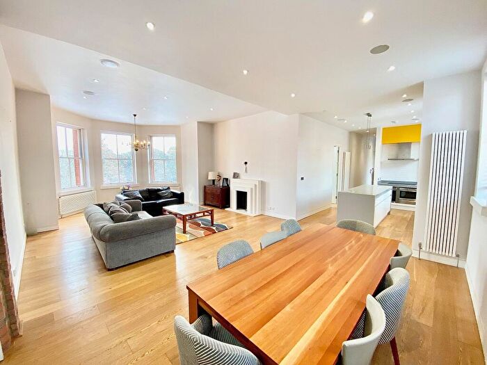 3 Bedroom Flat To Rent In Bartholomew House, Repton Park, IG8