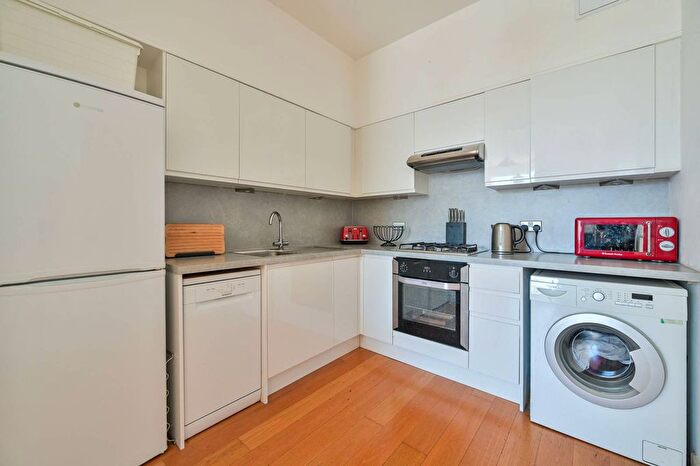 1 Bedroom Flat To Rent In Bethwin Road, Camberwell, London, SE5