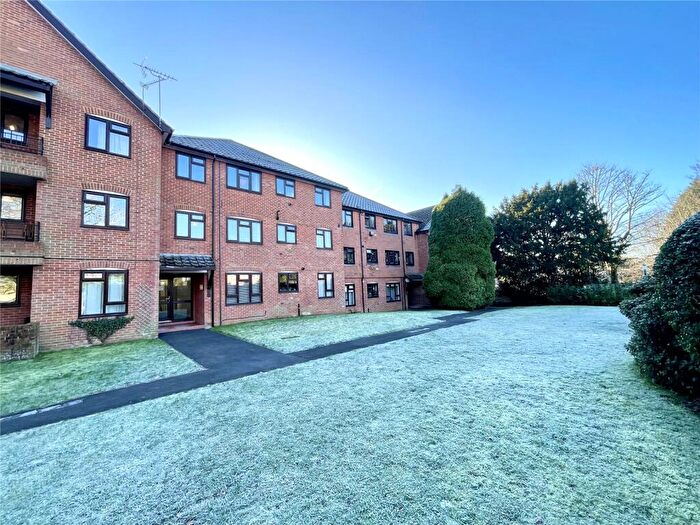 1 Bedroom Flat For Sale In Chudleigh Court, Farnborough, Hampshire, GU14