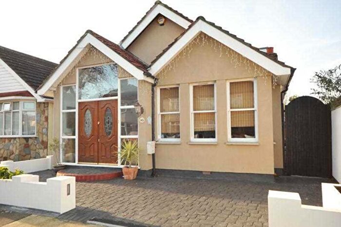4 Bedroom Bungalow To Rent In Link Way, Hornchurch, RM11