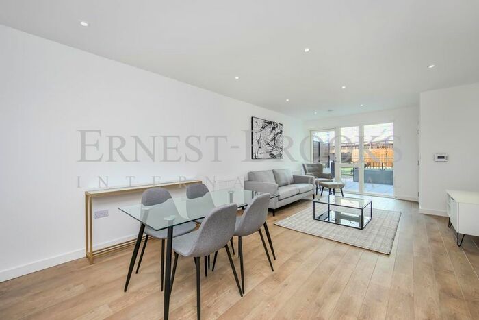 2 Bedroom Flat To Rent In Southmere House, Legacy Wharf, Stratford, E15