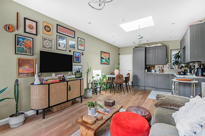 1 Bedroom Flat For Sale In Balfour Road, Northfields, Ealing, W13