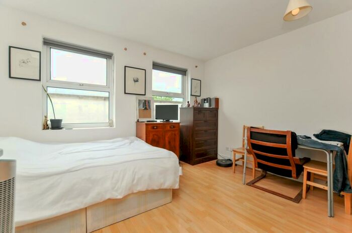 Flat To Rent In Stoke Newington High Street, Stoke Newington, N16