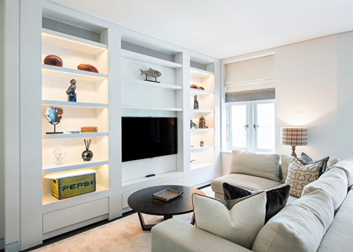 2 Bedroom Flat To Rent In Duke Street, London, W1K