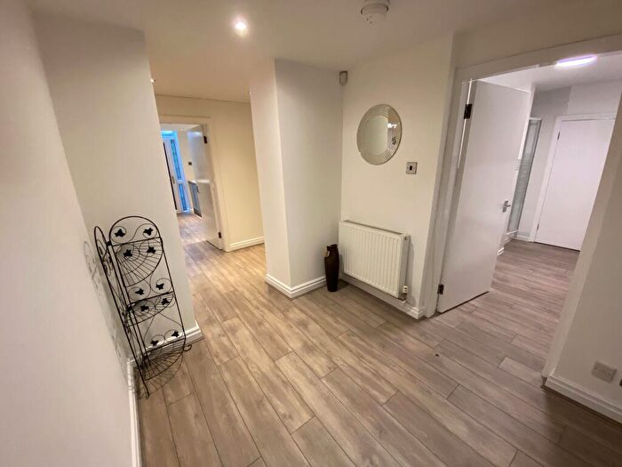 2 Bedroom Apartment To Rent In Kirkstall Lane, Leeds, LS6