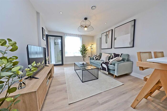 2 Bedroom Flat To Rent In Paramount House, Uxbridge, UB8