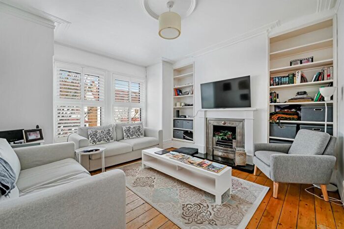3 Bedroom Maisonette For Sale In Kingsway, London, SW14