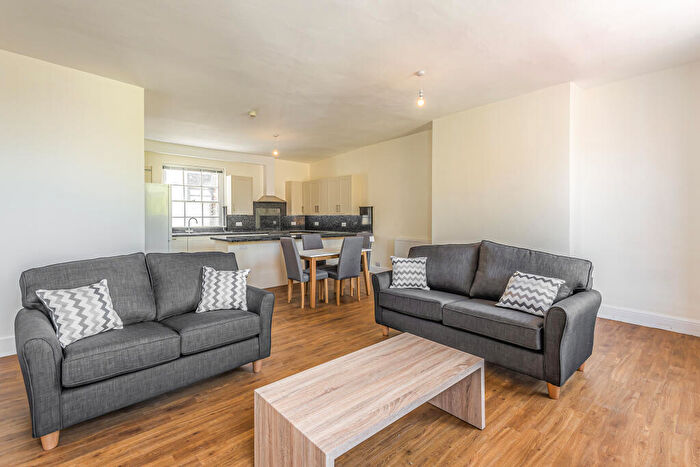 3 Bedroom Apartment To Rent In The Square, Abingdon, OX14