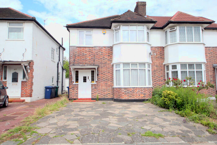 3 Bedroom Semi-Detached House To Rent In Burleigh Gardens, Southgate, N14