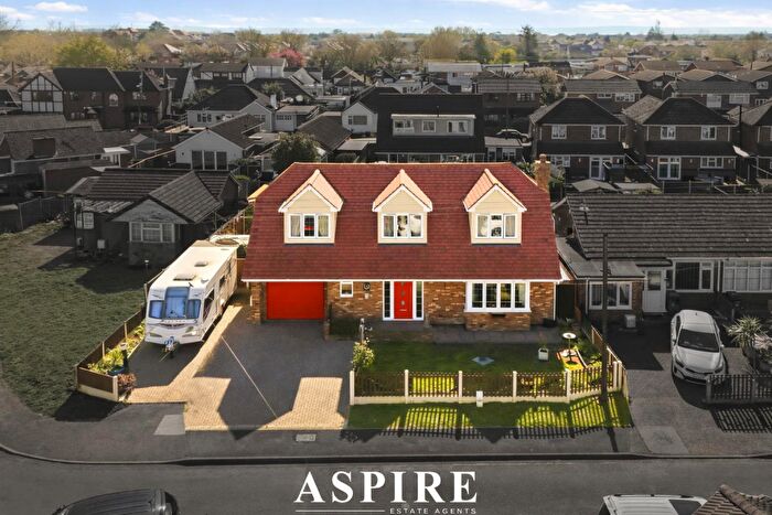 3 Bedroom Detached House For Sale In Urmond Road, Canvey Island, SS8