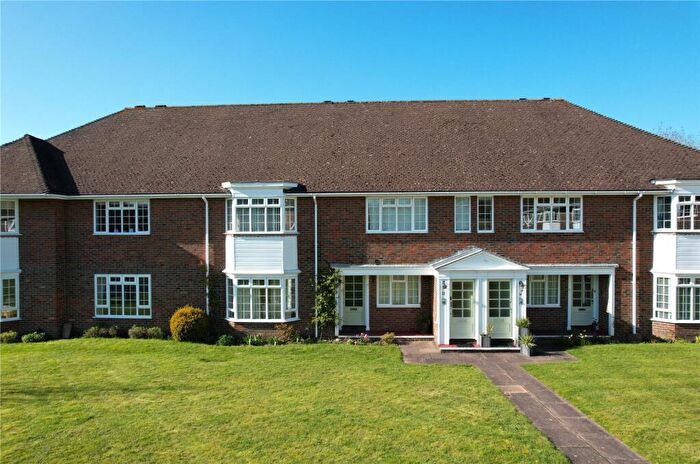 2 Bedroom Apartment For Sale In Trafalgar Court, Farnham, Surrey, GU9