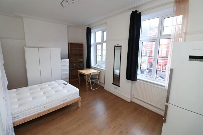 2 Bedroom Flat To Rent In Golders Way, London, NW11