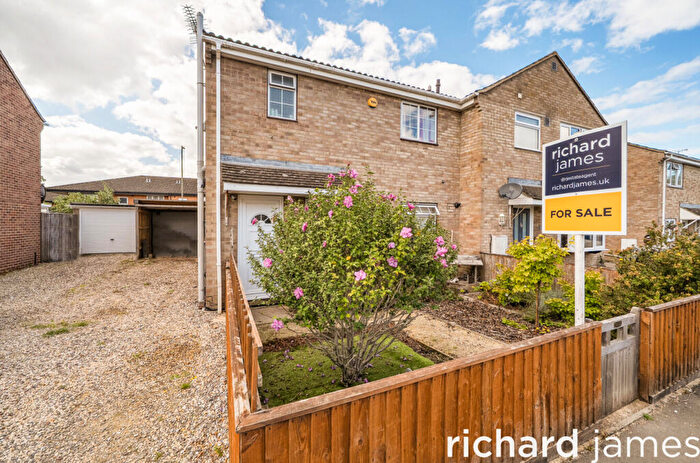 3 Bedroom Semi-Detached House For Sale In Castle Dore, Freshbrook, Swindon, SN5