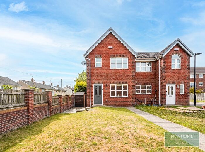 3 Bedroom Semi-Detached House For Sale In Windsor View, New Rossington, Doncaster, DN11