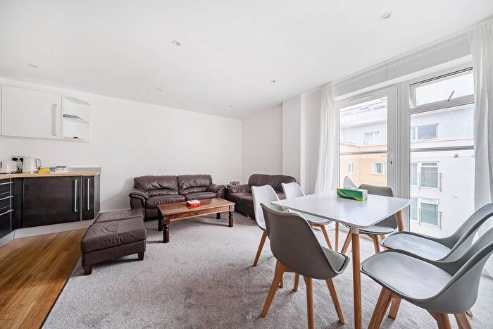 2 Bedroom Flat To Rent In Walnut Tree Close, Guildford, GU1