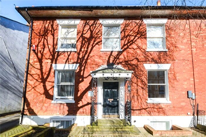 1 Bedroom Flat For Sale In Bath Road, Old Town, Swindon, Wiltshire, SN1