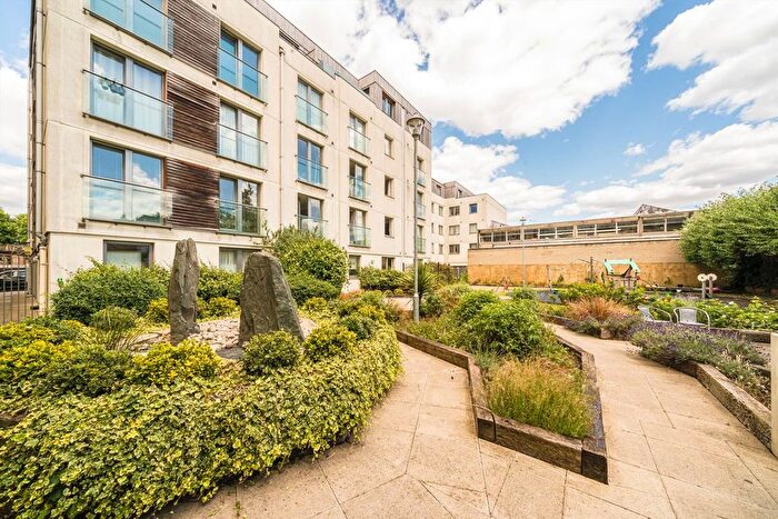 2 Bedroom Flat To Rent In Garden Road, Richmond, TW9
