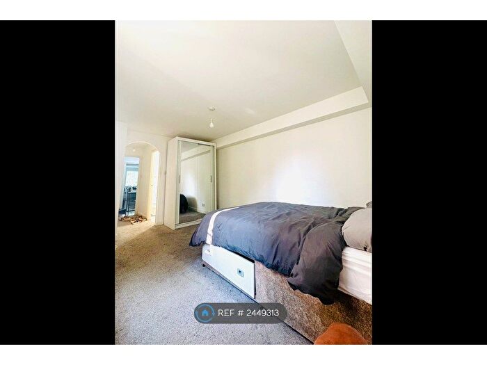 2 Bedroom Flat To Rent In Leigh Hunt Drive, Southgate, N14