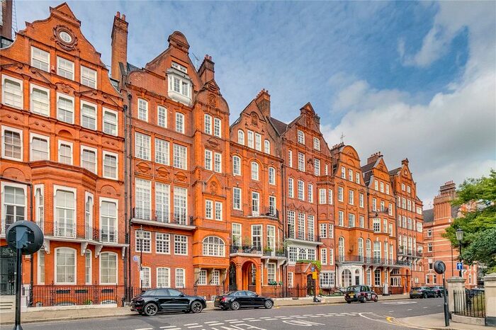 2 Bedroom Flat To Rent In Cadogan Square, Knightsbridge, London, SW1X