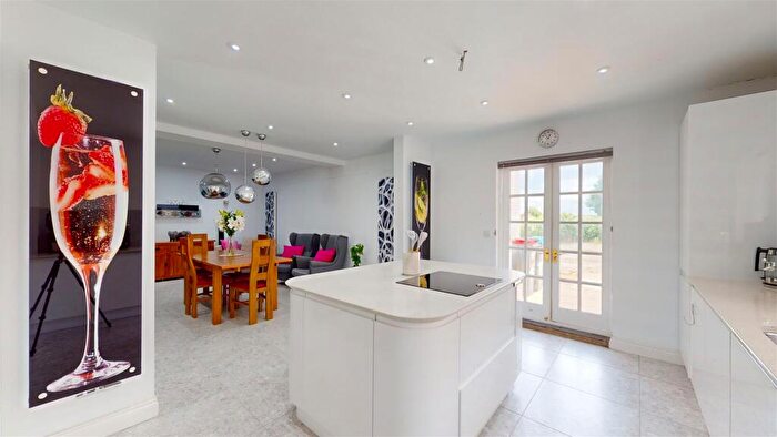 4 Bedroom Detached House For Sale In Buckingham Road, Bletchley, Milton Keynes, MK3