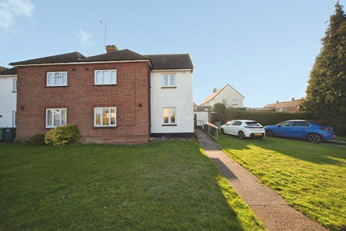 3 Bedroom Semi Detached House For Sale In Beecroft Way, Dunstable, LU6